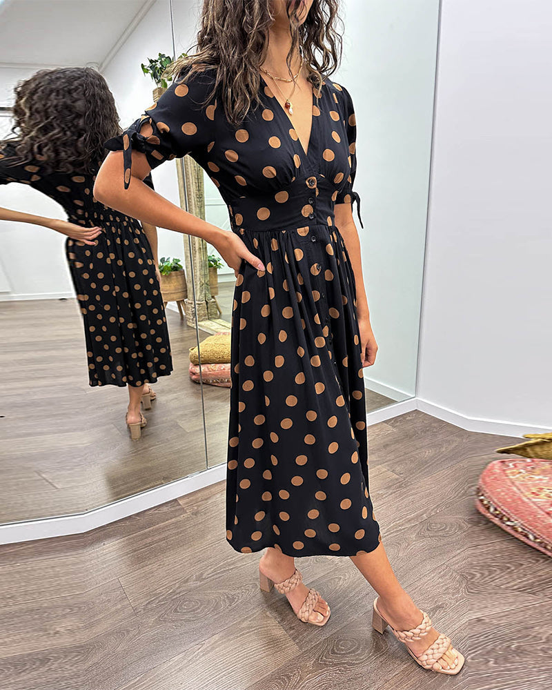 Robe chic femme, longueur midi, motif pois discret, parfaite mode décontractée estivale.