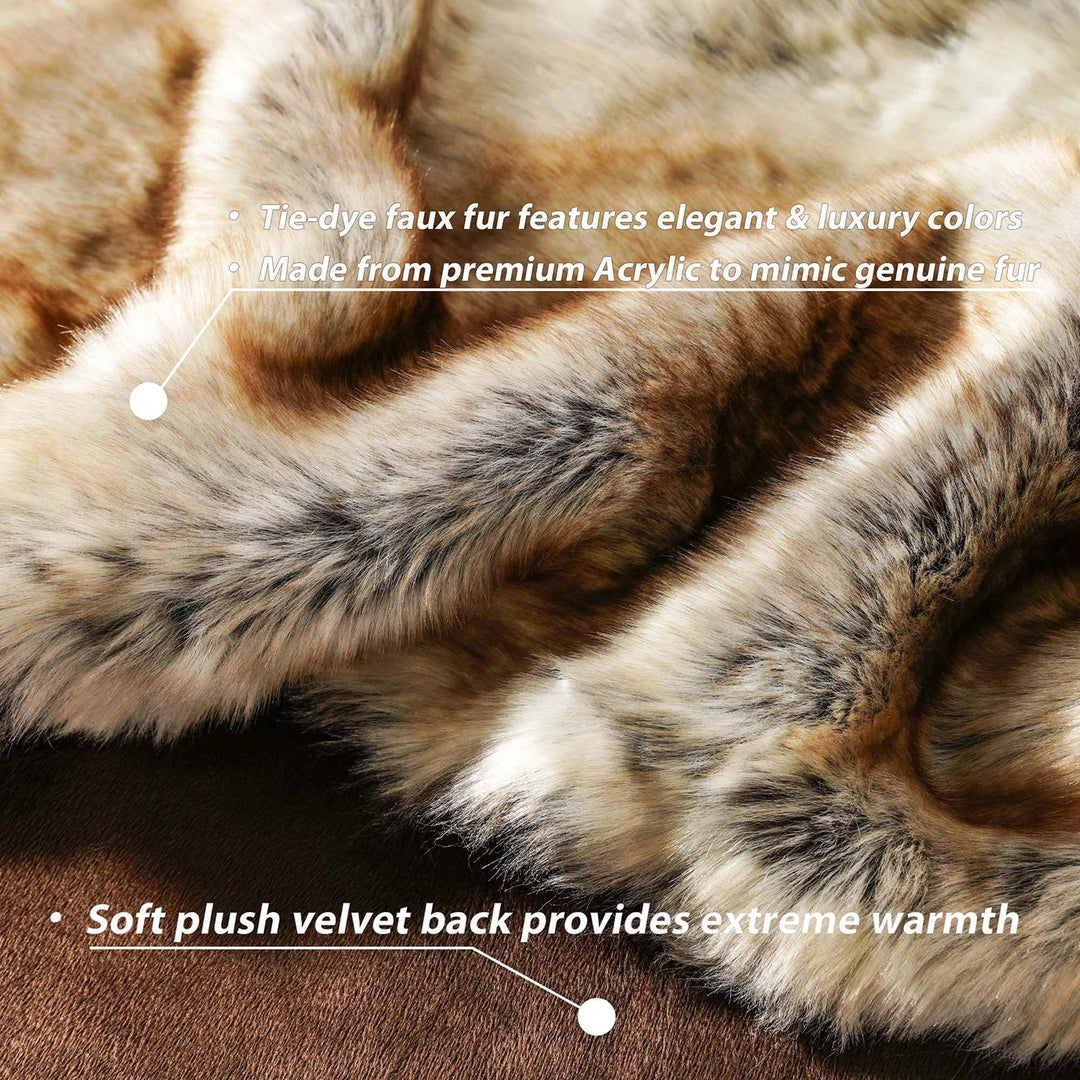 Plaid de luxe en fausse fourrure imitation renard, ajoute élégance et chaleur à votre salon ou chambre.