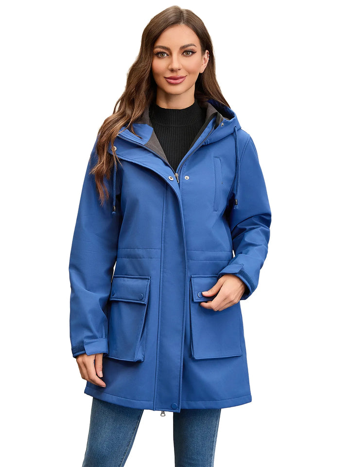 Veste femme noire imperméable, coupe-vent, design épuré. Parfaite pour l'extérieur, automne-hiver.