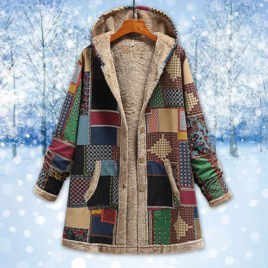 Mode femme: veste à capuche patchwork multicolore. Vêtement d'hiver confortable avec un style unique et vibrant.