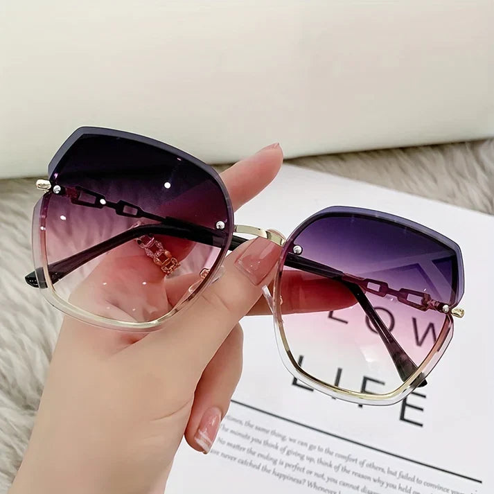 Lunettes de soleil femme fluides, sans monture, cristaux raffinés, protection UV optimale et légère.