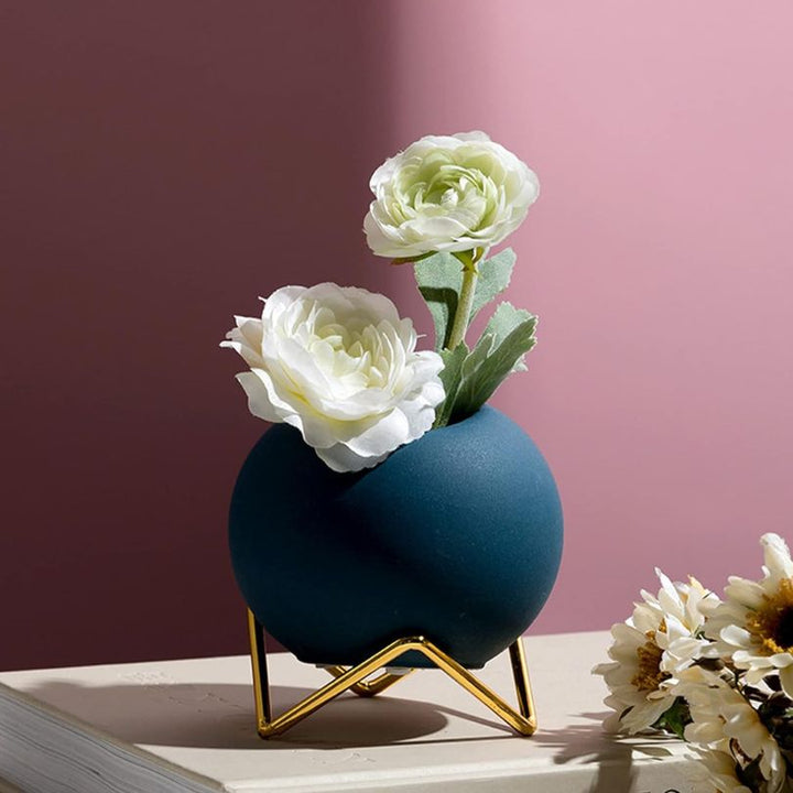 Pot à plante en céramique texturée gris anthracite sur pied métal géométrique. Décoration nordique moderne.