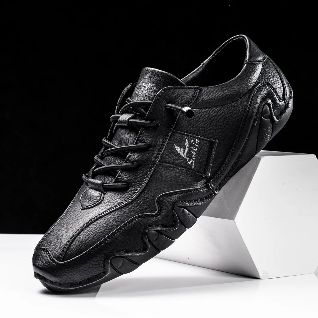 Chaussures hommes orthopédiques noires, assurant un soutien confortable et un style élégant au quotidien.