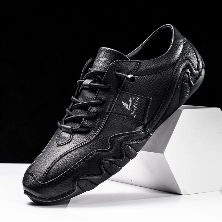 Chaussures hommes orthopédiques noires, assurant un soutien confortable et un style élégant au quotidien.