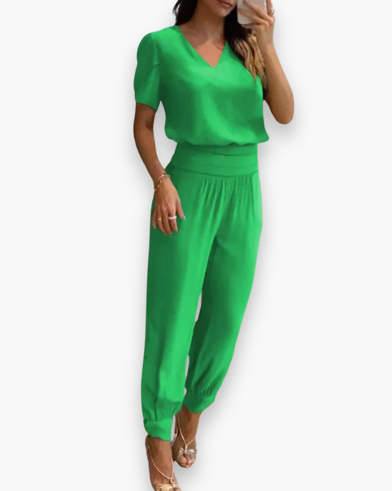 Combinaison moderne femme chic et confortable, coupe ajustée tendance, parfaite pour une allure sophistiquée.