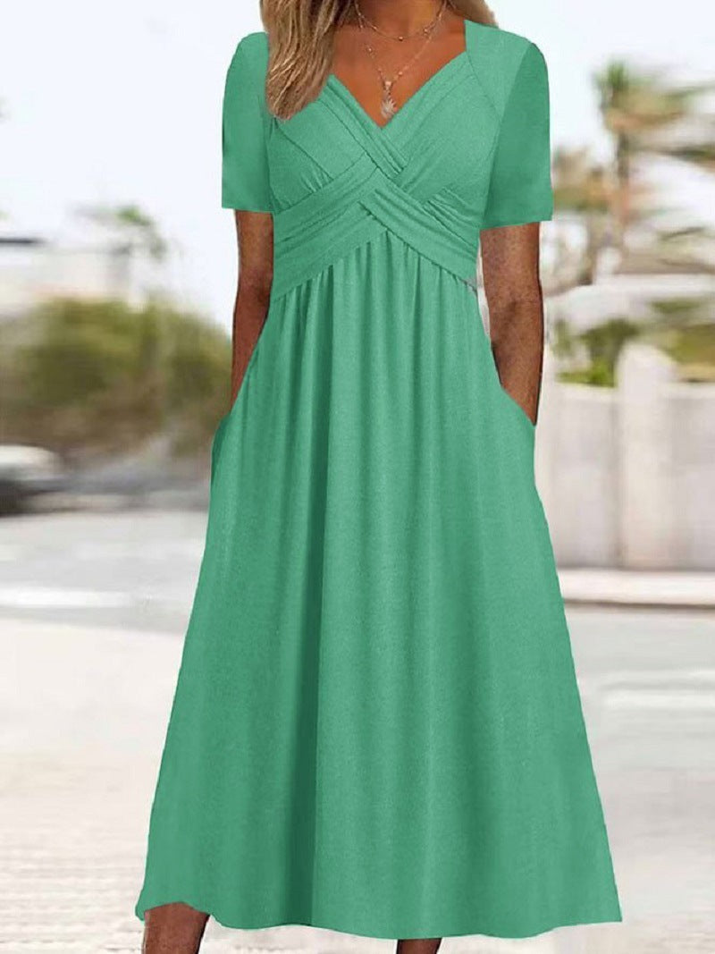 Robe longue femme fluide avec col V, manches courtes et poches. Confort et élégance pour un look d'été.