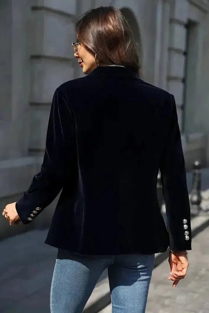 Élégant blazer beige femme, veste ajustée pour bureau ou événement, style classique et tendance.
