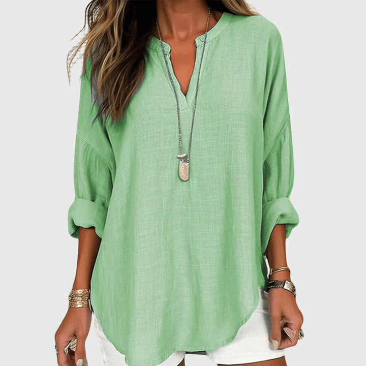Chemise de plage élégante femme, manches longues, idéale pour les journées ensoleillées et les vacances d'été.