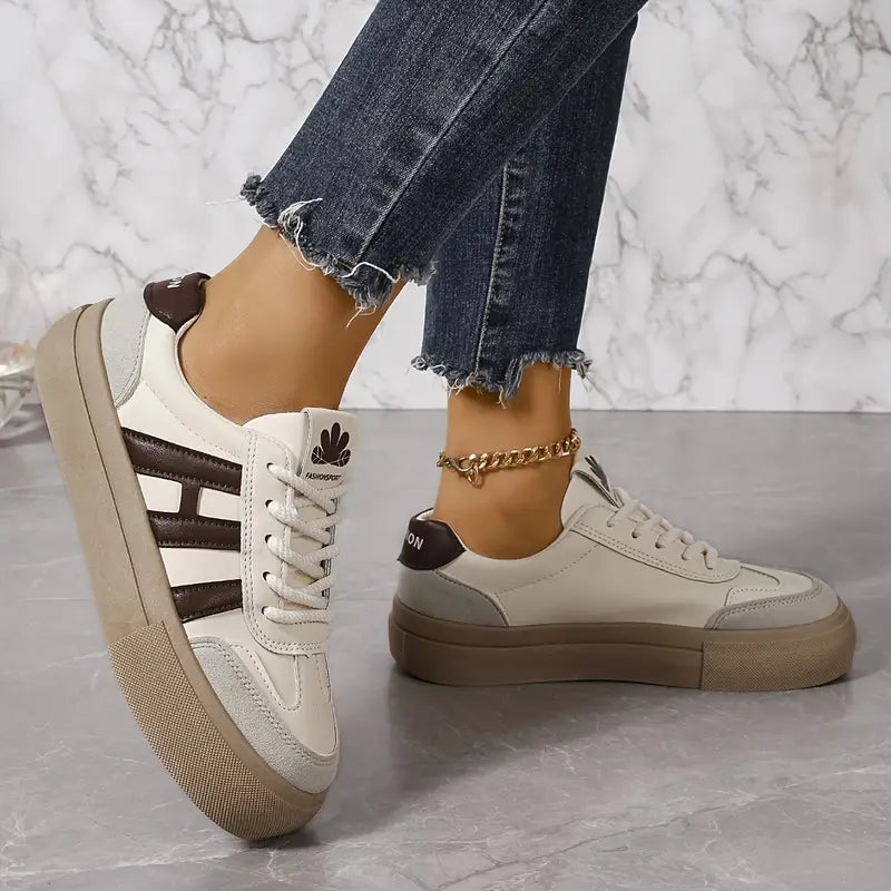 Paire de baskets confortables pour femmes, parfaites pour le sport-chic ou la mode urbaine. Polyvalentes et stylées.