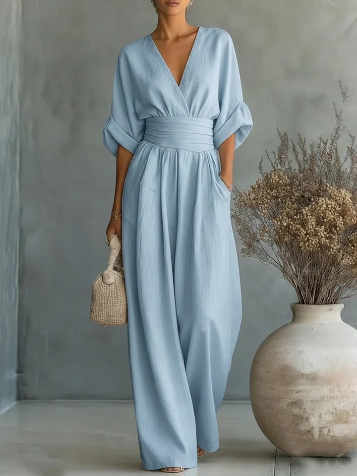 Silhouette élégante en combinaison femme fluide, décolleté V, jambes larges. Tenue chic et confortable.