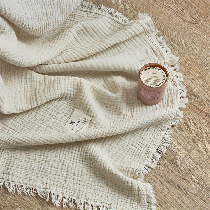 Jeté de lit très doux en gaze de coton OLIVEBREEZE, confort optimal pour vos nuits et après-midis.