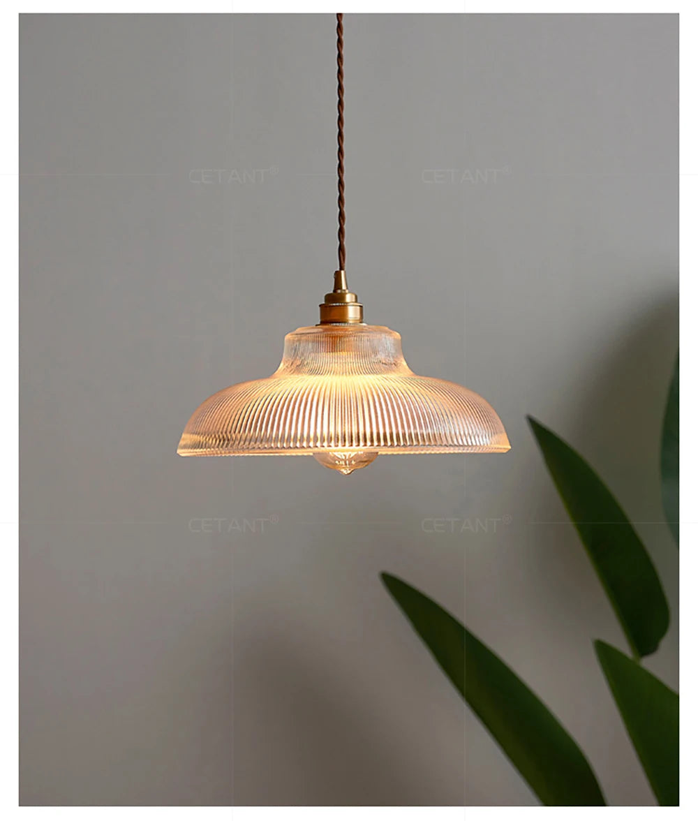 Suspension LED contemporaine en verre au-dessus d'une table de salle à manger, pour une ambiance cosy.