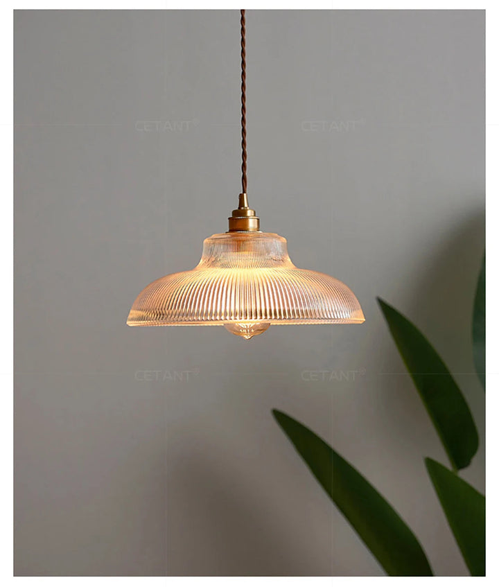 Suspension LED contemporaine en verre au-dessus d'une table de salle à manger, pour une ambiance cosy.