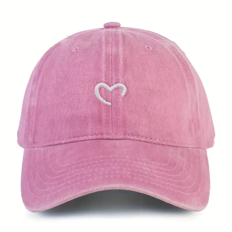 Casquette femme brodée d'un adorable cœur. Style minimaliste, décontracté et ajustable pour toute tenue.