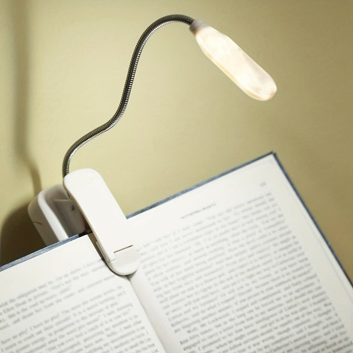 Lampe de lecture compacte avec pince robuste et bras flexible, alimentée par batterie pour une portabilité maximale.