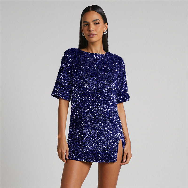 Robe femme pailletée pour soirée, design glamour et chic, effet scintillant pour célébrations.