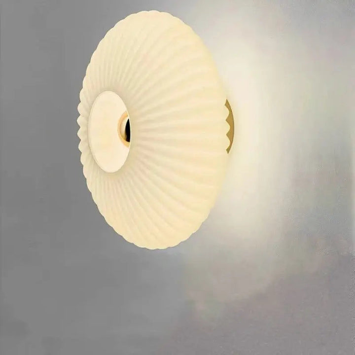 Lampe murale moderne OpaliVé en verre, parfaite pour créer une ambiance lumineuse chaleureuse et cosy.