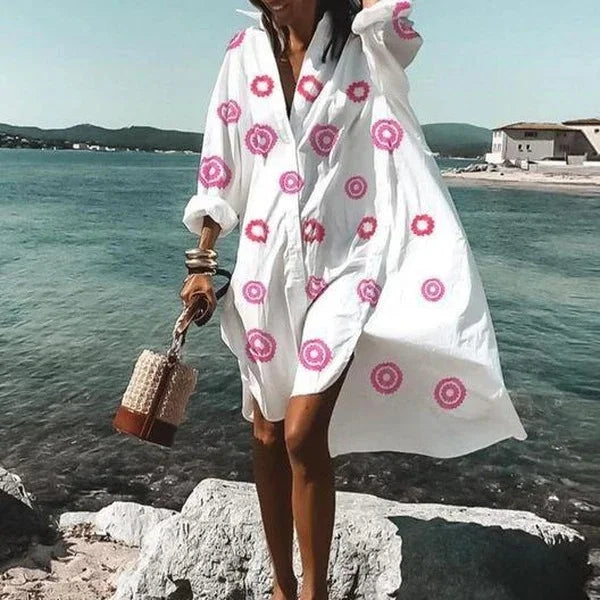 Robe chemise femme blanche, détail col et boutonnage. Élégance et confort pour un look estival décontracté chic.