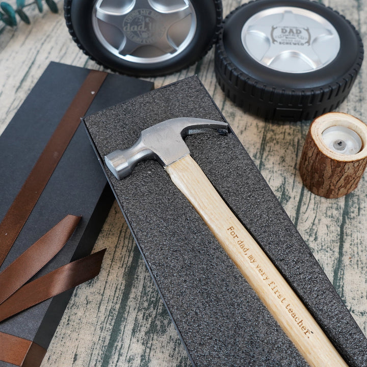 Set d'outils bricolage personnalisé : marteau et mètre gravés laser. Idéal cadeau souvenir homme.