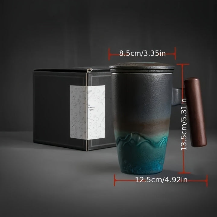 Magnifique tasse à thé en céramique avec filtre et détails en bois, un cadeau unique et pratique.