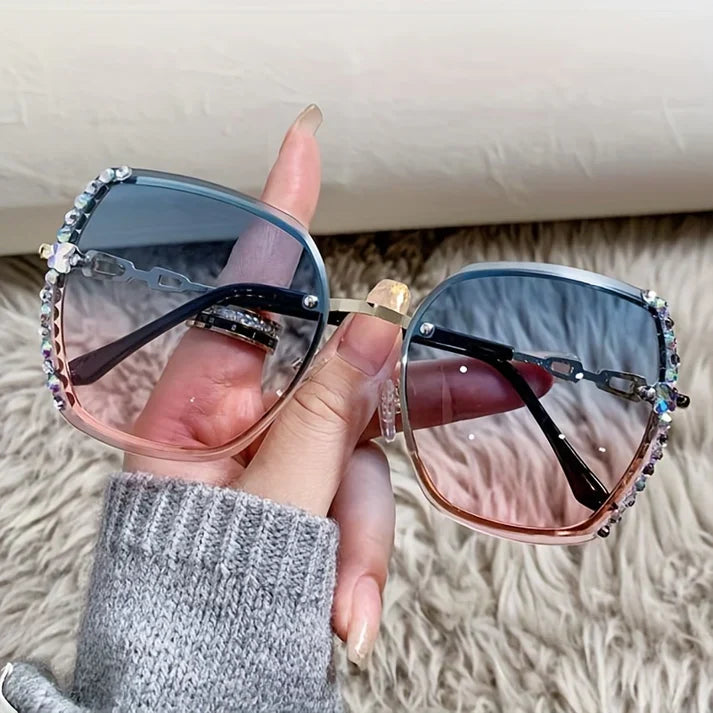 Lunettes de soleil femme à cristaux étincelants, design sans monture, verres teintés mode.