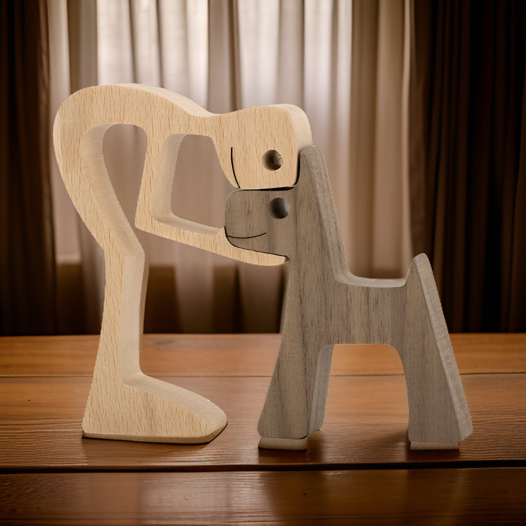 Sculpture décorative en bois naturel, représentant un couple homme/femme avec leur chien. Parfait pour une ambiance cosy.