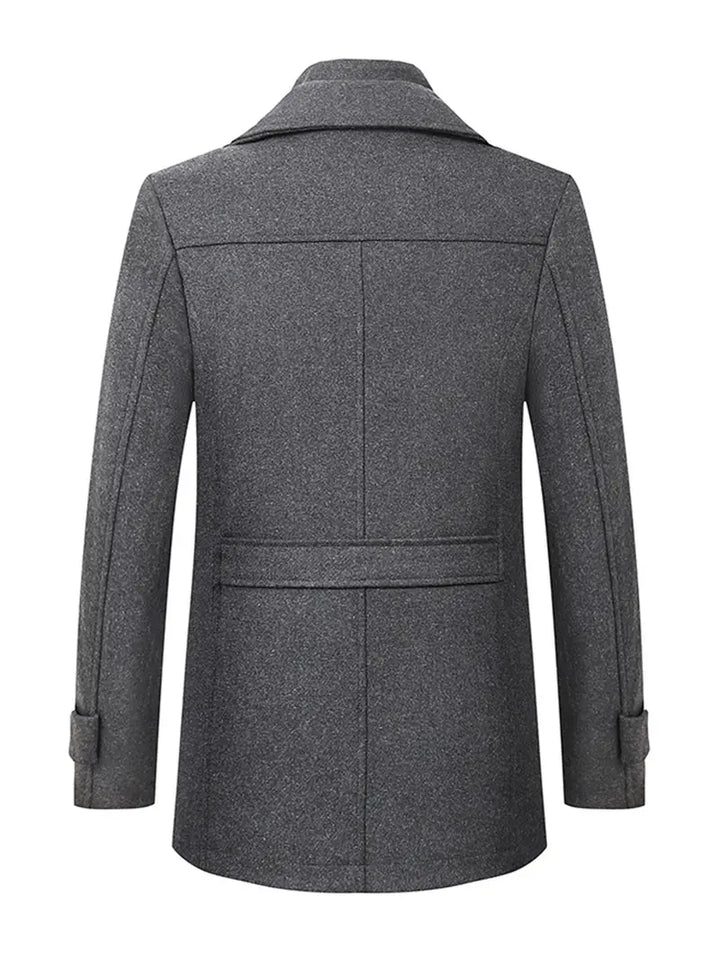 Vêtement masculin intemporel : ce trench classique pour homme assure élégance et style en toute occasion.