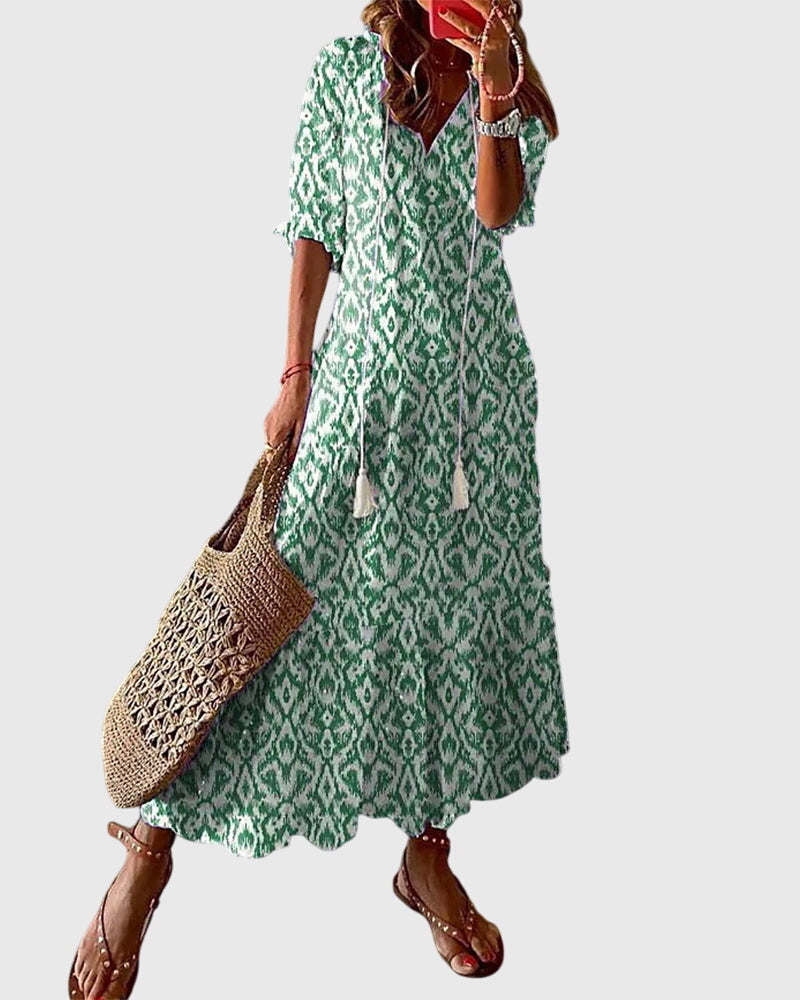 Élégante robe d'été fleurie style bohème, décontractée pour la plage ou une sortie estivale.