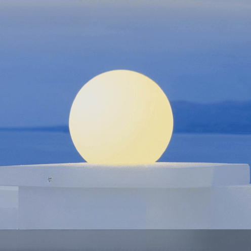 Sphère d'éclairage solaire LED pour jardin, apporte une touche d'ambiance et de lumière durable.