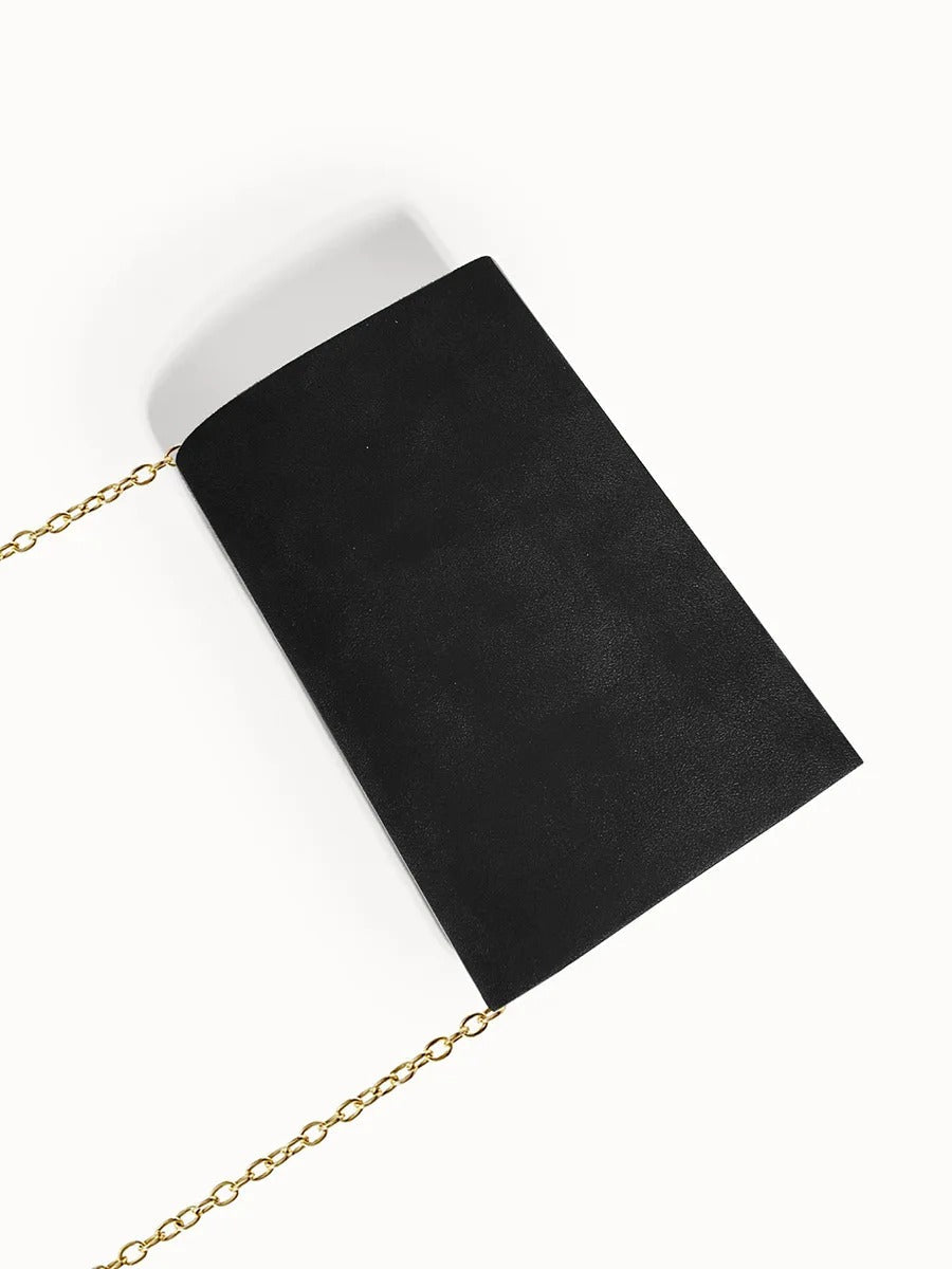 Pochette de soirée chic en velours texturé daim, pour un look glamour et sophistiqué.