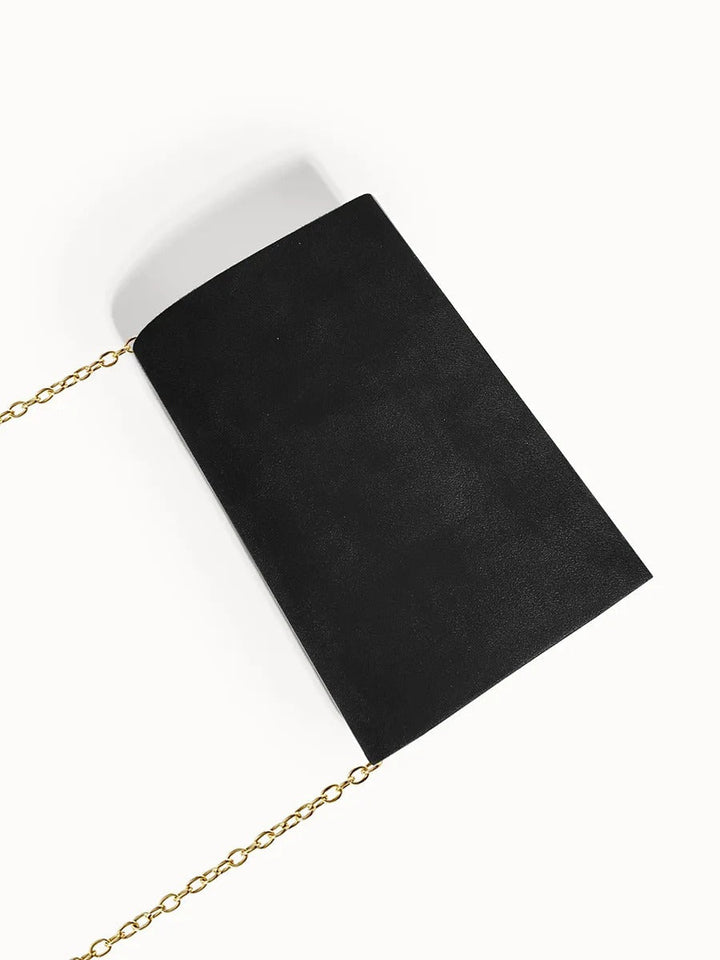 Pochette de soirée chic en velours texturé daim, pour un look glamour et sophistiqué.