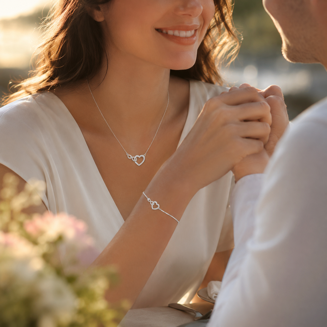 Bijoux fantaisie femme : collier cœur argenté et bracelet assorti, élégance intemporelle.