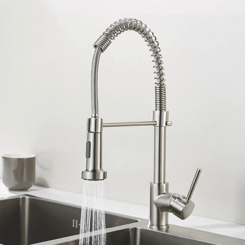 Robinet de cuisine or brossé, style contemporain et douchette extensible.