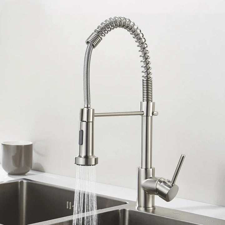 Robinet de cuisine or brossé, style contemporain et douchette extensible.