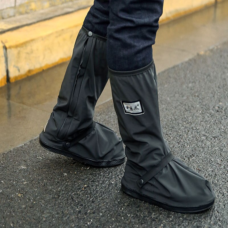 Paires de couvre-chaussures étanches et antidérapantes pour protection pluie et boue lors d'activités extérieures.