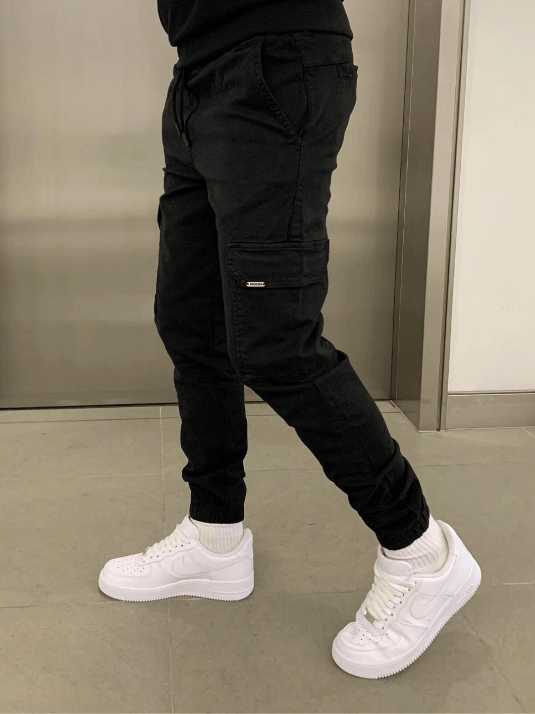 Pantalon homme jogger cargo confortable, parfait pour le sport ou une tenue quotidienne polyvalente et stylée.