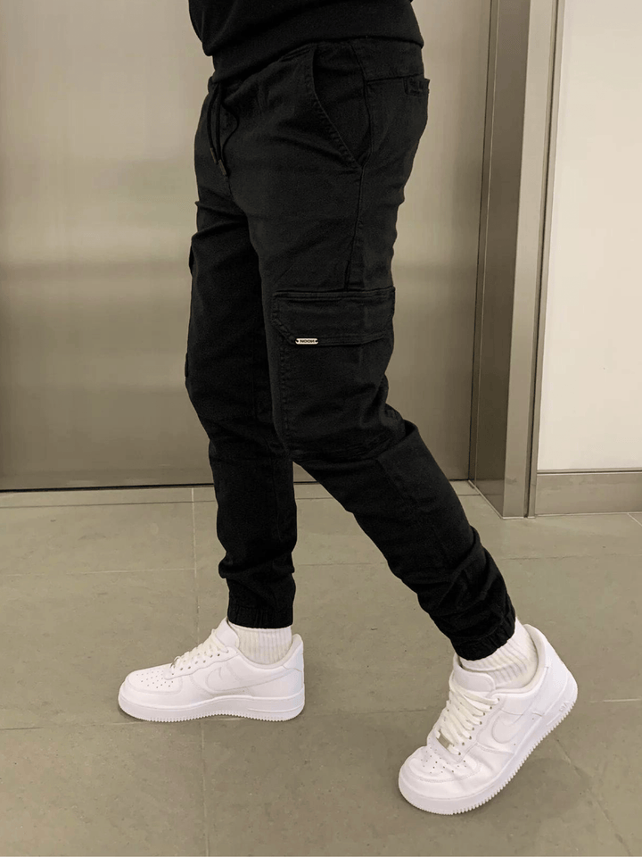 Pantalon homme jogger cargo confortable, parfait pour le sport ou une tenue quotidienne polyvalente et stylée.