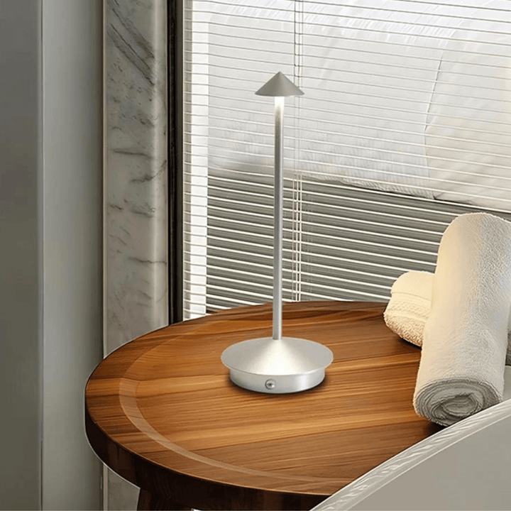 Lampe de table LED rechargeable, contrôle tactile, design épuré, parfaite pour toute pièce.
