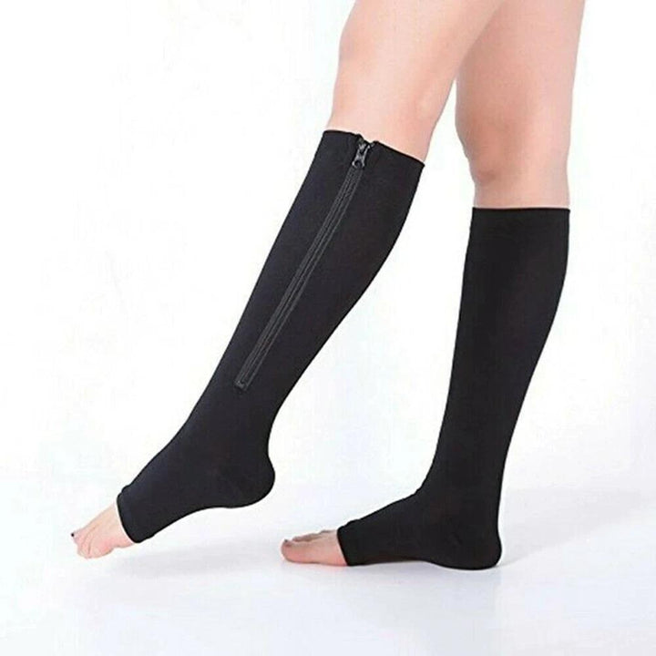 Paire de chaussettes de compression pour hommes et femmes, idéales au quotidien pour la santé des jambes et la circulation.
