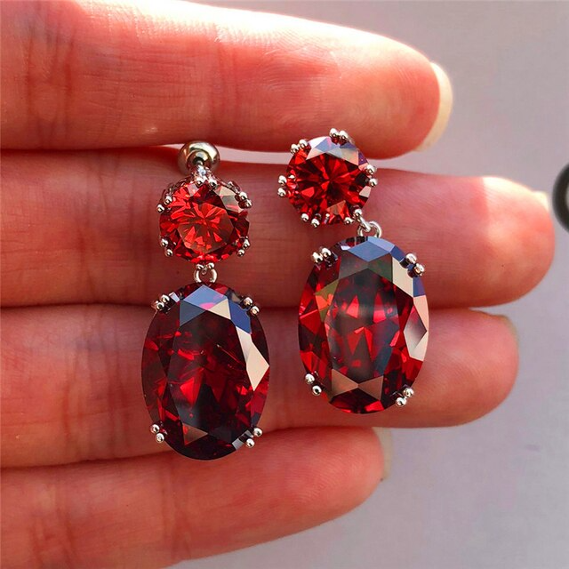 Accessoire de mode: boucles d'oreilles ovales raffinées pour femmes, rehaussent le style avec élégance.
