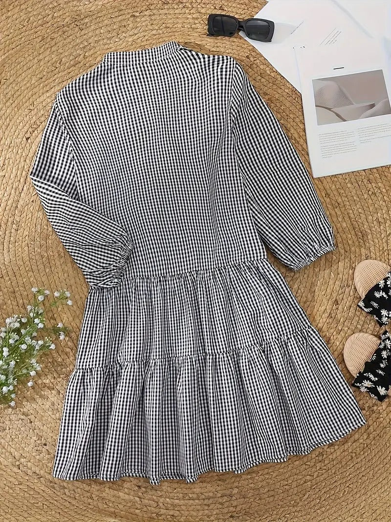 Robe confortable Gingham pour femmes, motif à carreaux. Idéale pour une mode féminine décontractée et stylée en été.