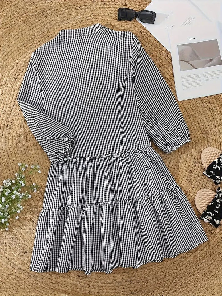 Robe confortable Gingham pour femmes, motif à carreaux. Idéale pour une mode féminine décontractée et stylée en été.