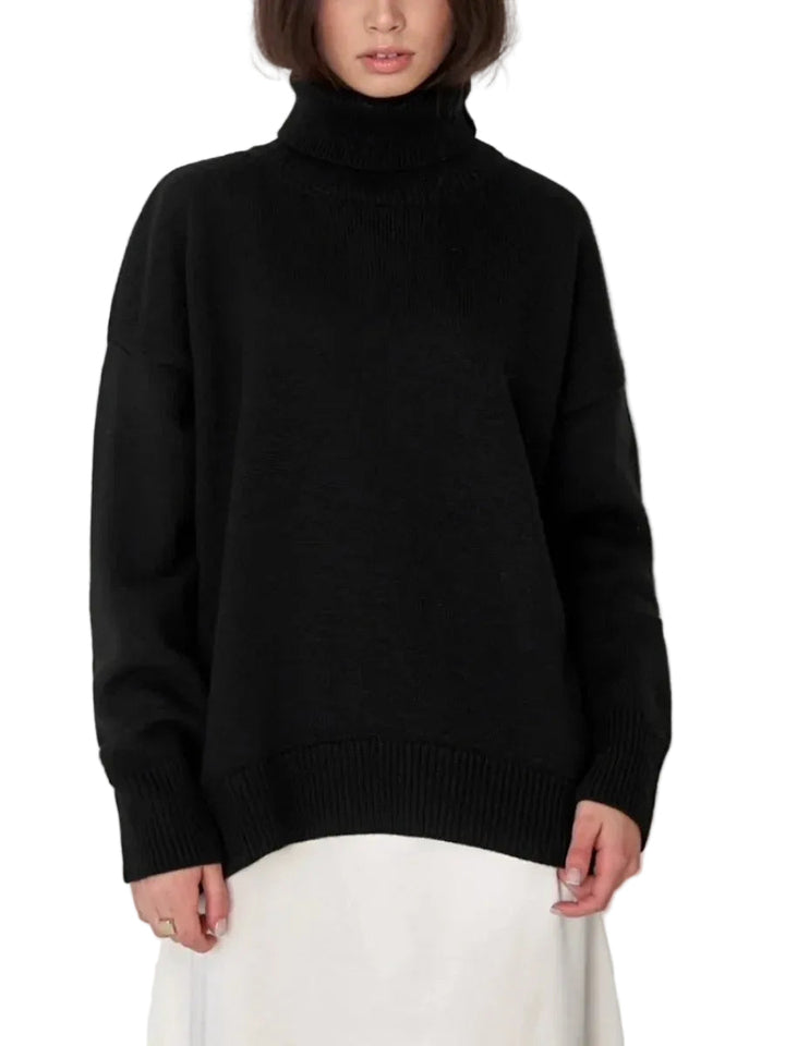 Chandail femme oversize, col roulé, alliant chaleur et élégance casual moderne.