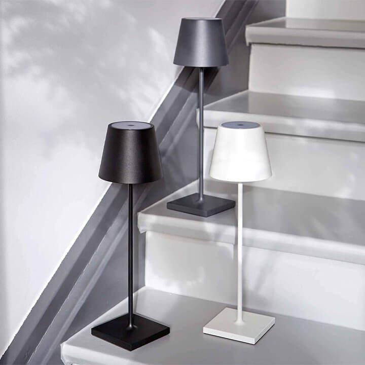 Élégante lampe LED de table design, sans fil, étanche, parfaite pour ambiance intérieure ou extérieure.