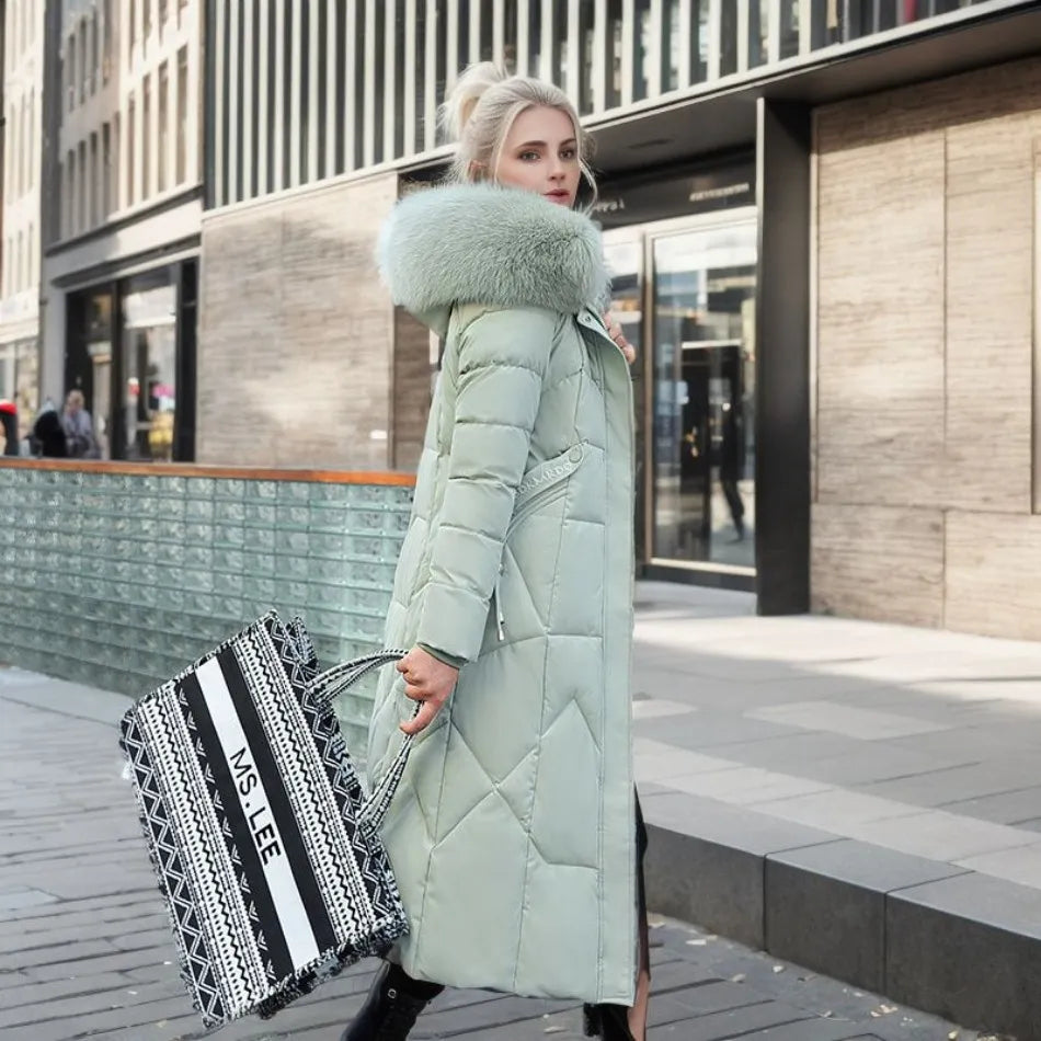 Manteau long matelassé femme avec capuche protectrice, une veste d'hiver chic et confortable.