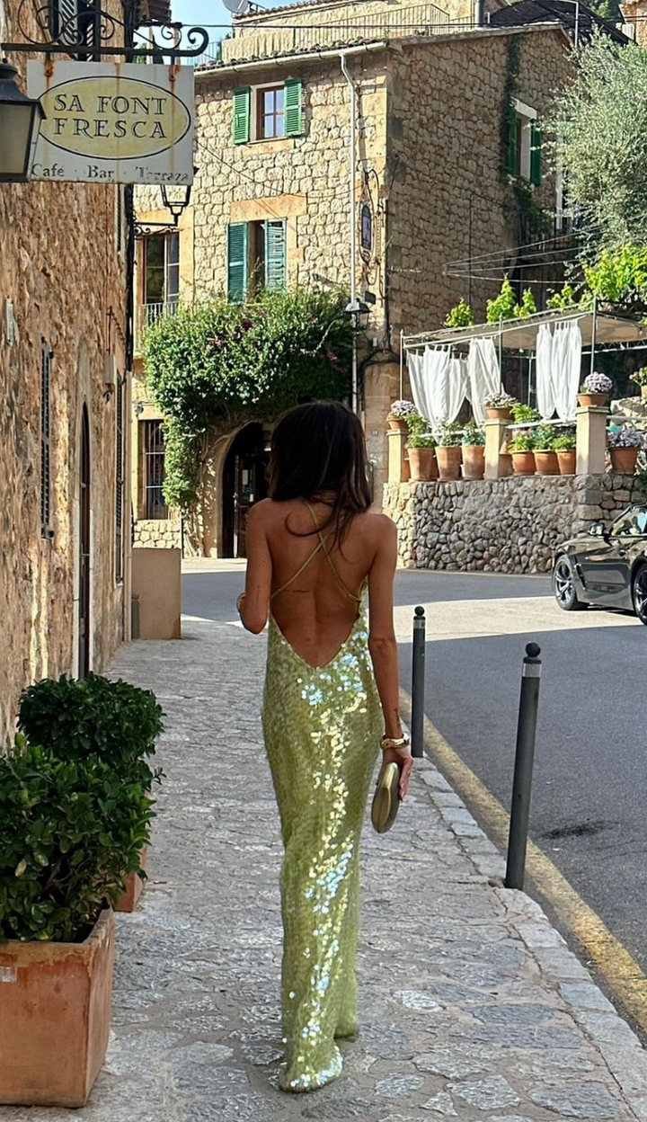 Modèle de robe fluide verte femme, élégante et confortable, avec un tombé parfait. Style décontracté chic pour l'été.