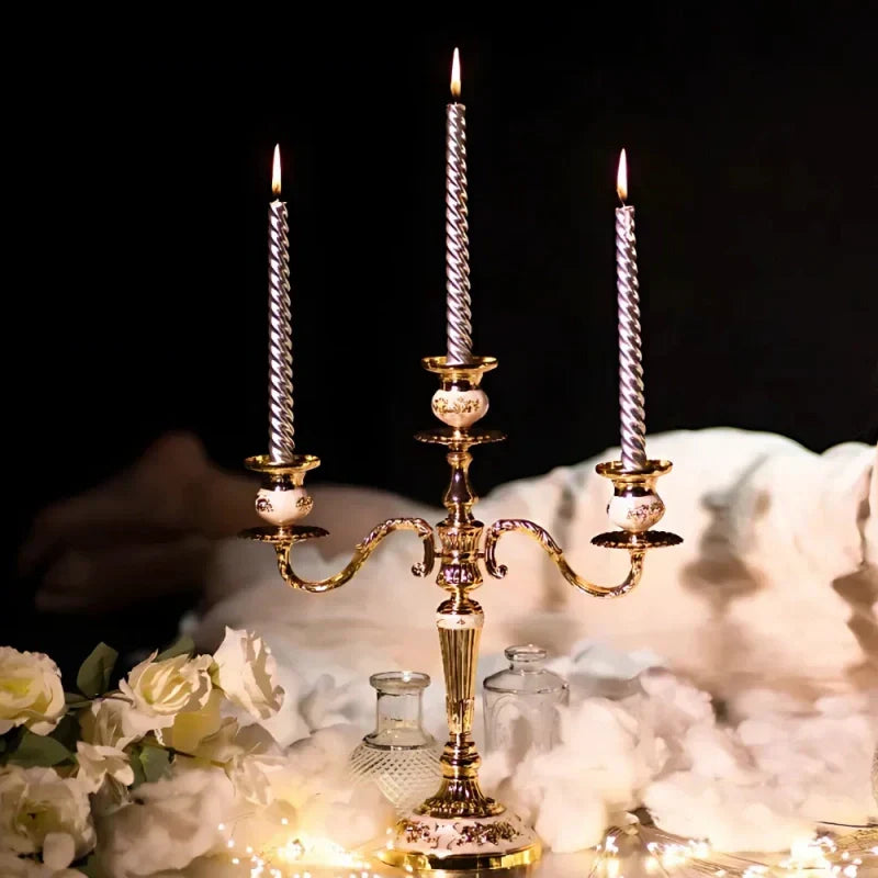 Candelabre élégant doré 3 bras, parfait pour une ambiance bougie chaleureuse.