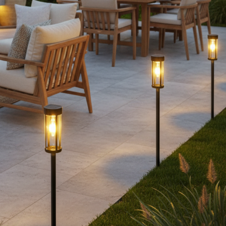 Lampe de jardin solaire élégante à piquet LED, parfaite pour éclairer allées et décors extérieurs.