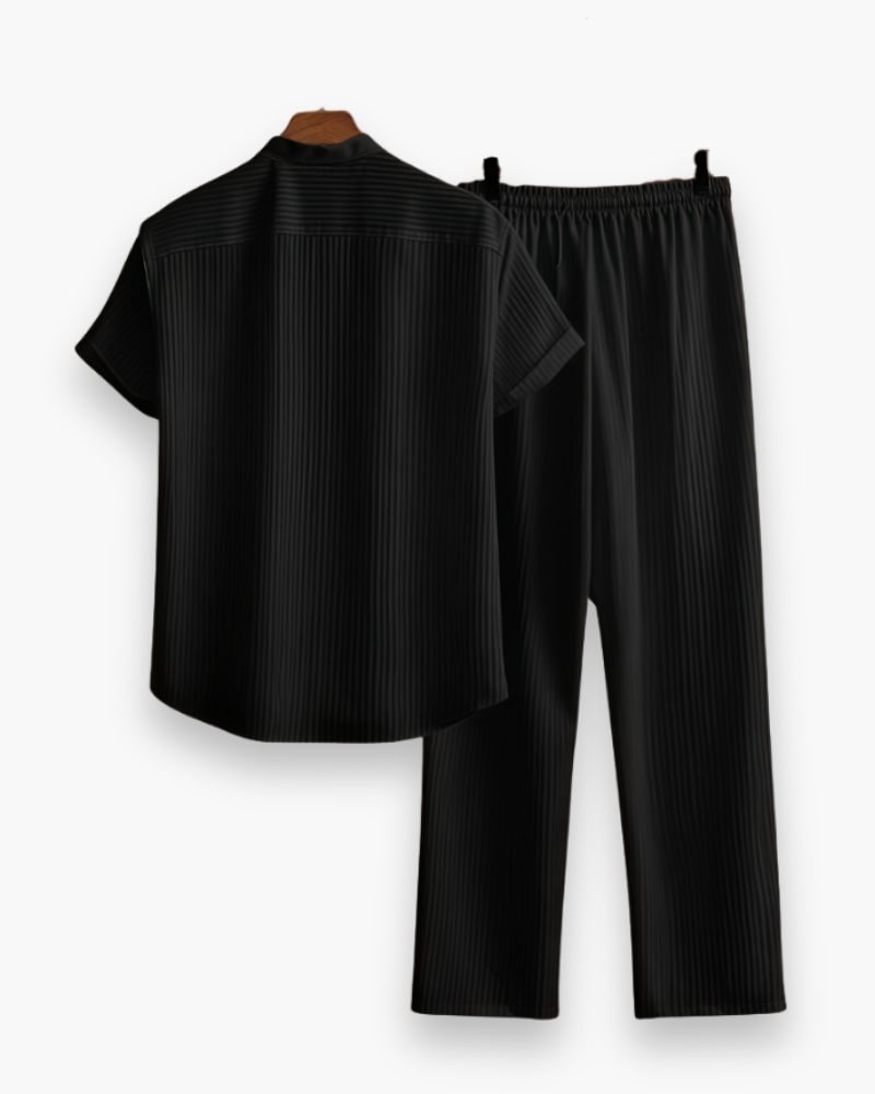 Confortable ensemble homme été, chemise légère et pantalon décontracté pour la plage ou les loisirs.