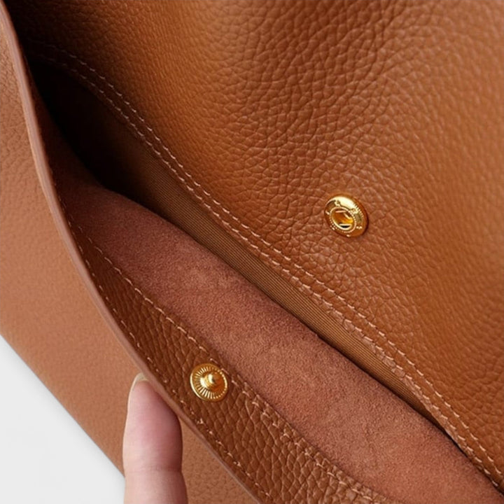 Sac à main en cuir fait main. Accessoire essentiel pour le quotidien, apportant une touche élégante à votre mode.